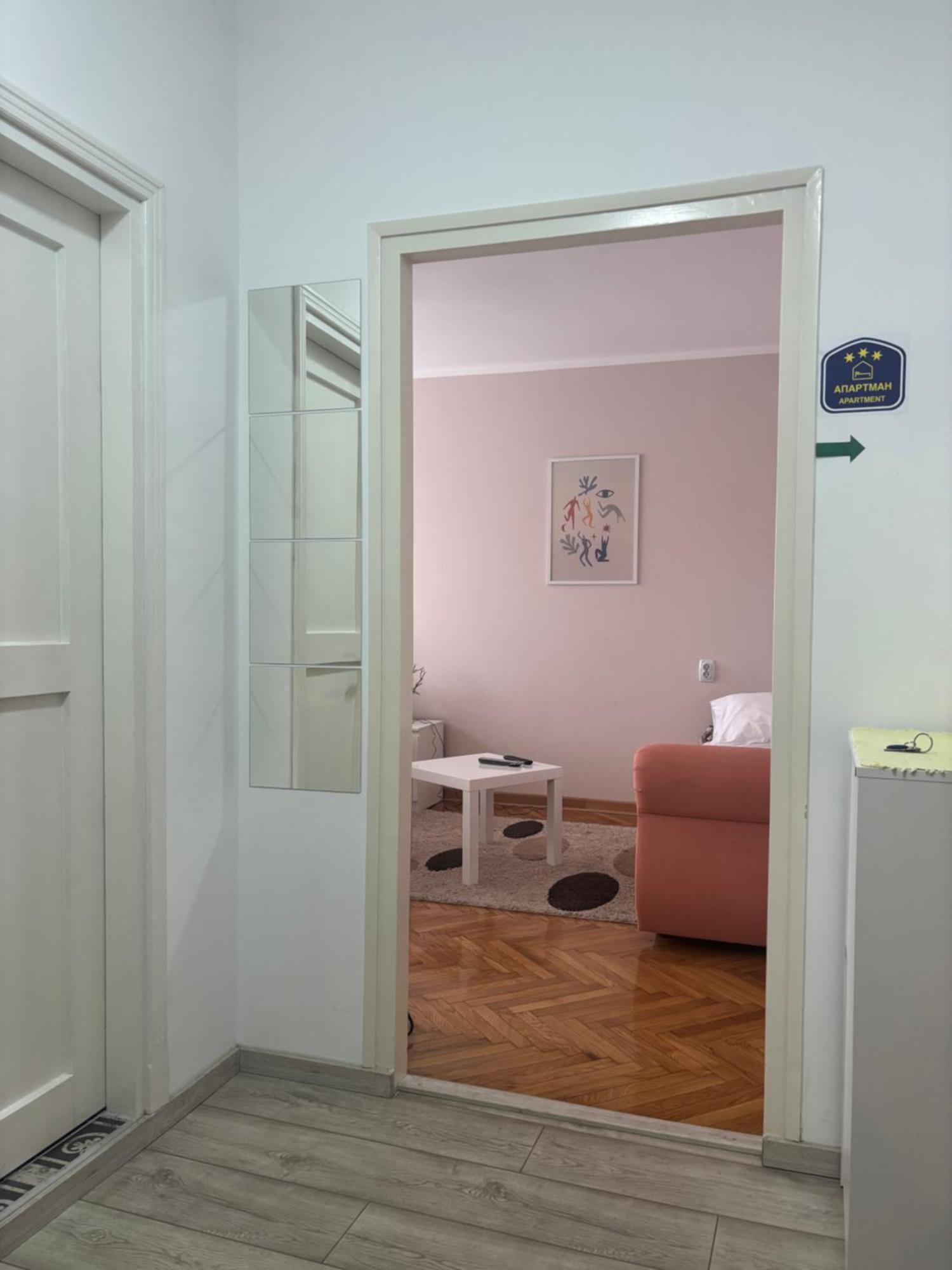 Red Square Apartment 皮罗特 外观 照片