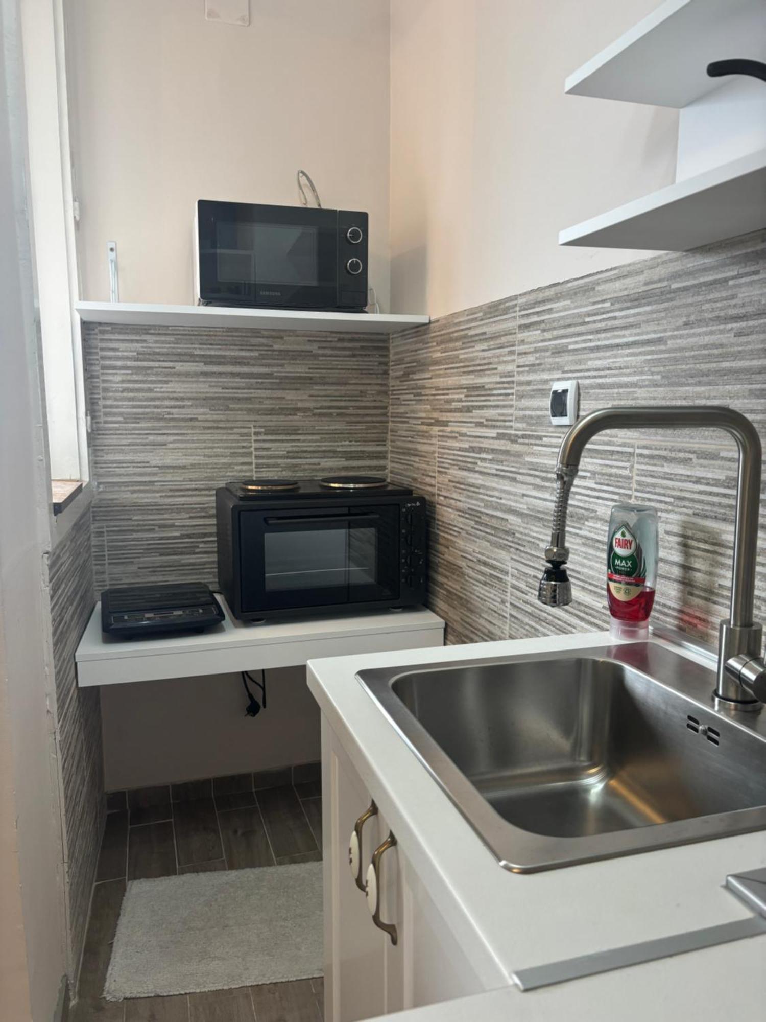 Red Square Apartment 皮罗特 外观 照片