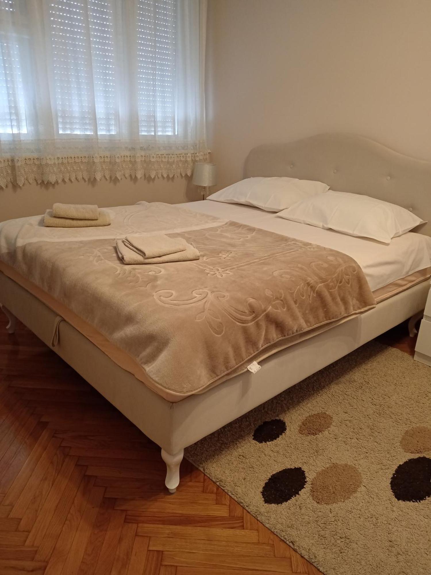 Red Square Apartment 皮罗特 外观 照片